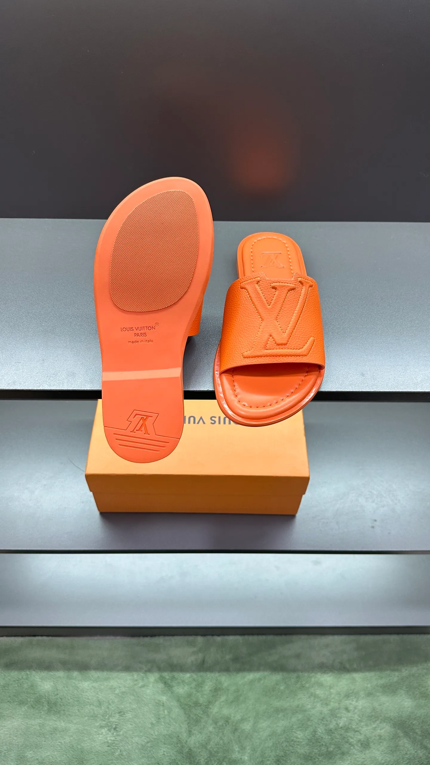 P300 🔍LV Men's Spring and Summer Slippers Counter Synchronization. The uppers are imported cowhide fabrics from Italy, with logo graphics and high-quality craftsmanship. Soles: original soles specially provided by the original factory. Exclusive movable molded soles are super comfortable. Original factory follow-up orders. 🔍🔍High quality. You can enter and leave the counter at will. Welcome to compare. Code number 38-45 No. 058